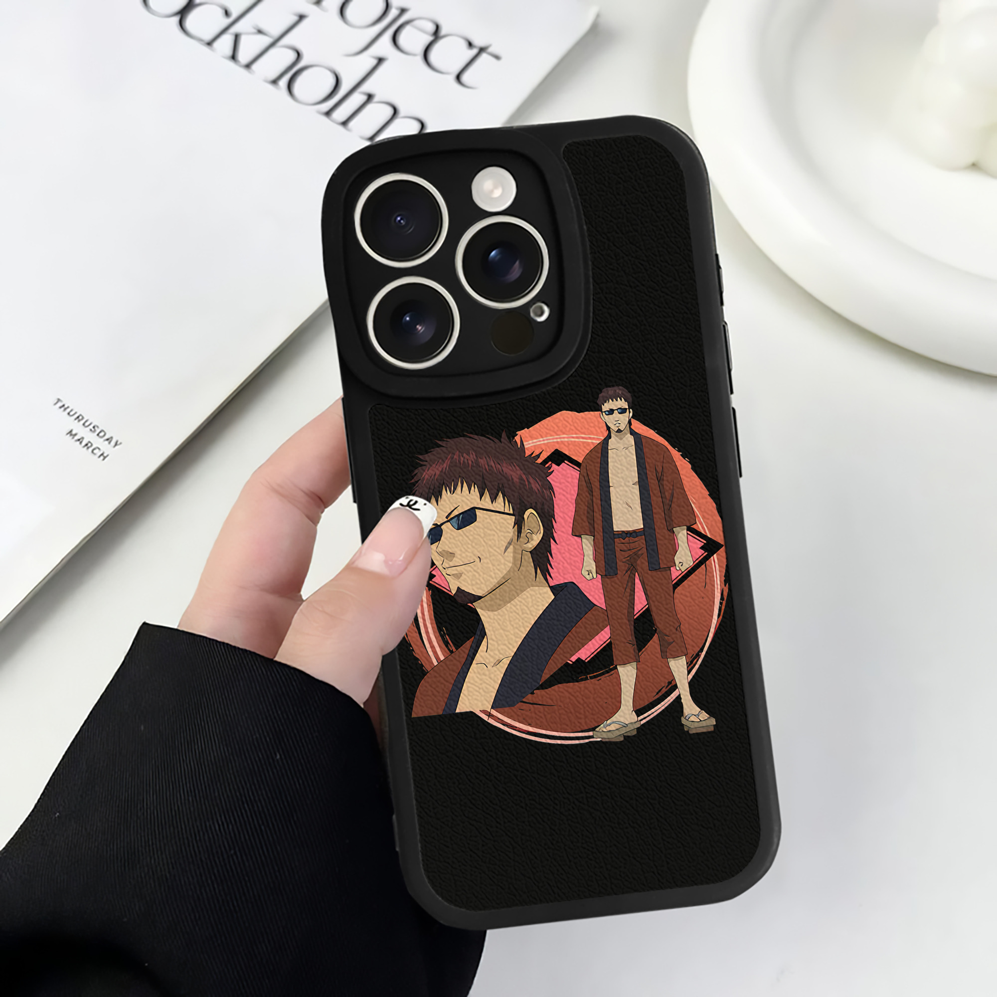 （画像用） ぎんたま 坂田銀時（さかたぎんとき） 神楽 志村新八（しむら しんぱち） GINTAMA Sakata Gintoki Kagura Shimura Shinpachi 【iPhone 16シリーズ対応】シリコンスマホケース（レザー調） 材質：シリコン